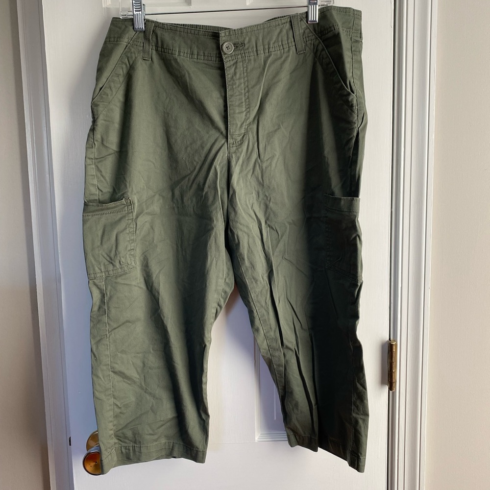 Green capris